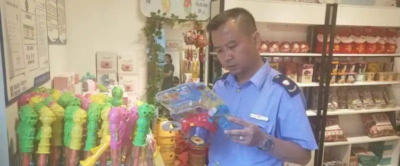 開學季市場守護 閬中市監嚴把玩具安全關